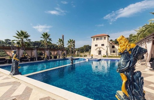Antibes Villa | Elegant Bastide Luxe: A 4-Star Retreat with Pool & Kitchen