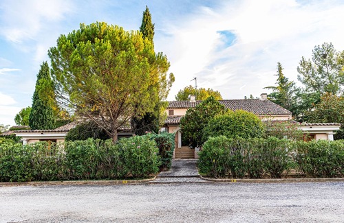 Aix-en-Provence Apartment | Discover Bastide Provençale: Family-Friendly Retreat