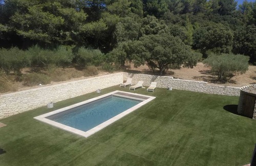 Pelissanne House | Relax at Bastide Provençale: Pool, Garden & 10/10 Rating