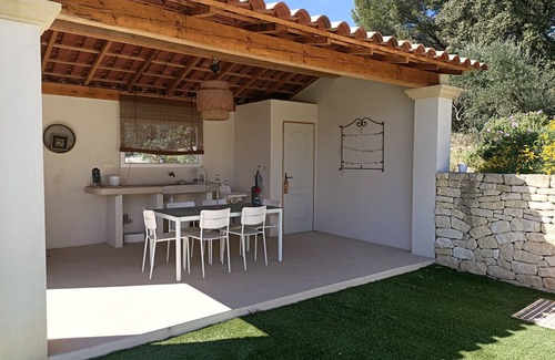Pelissanne House | Relax at Bastide Provençale: Pool, Garden & 10/10 Rating