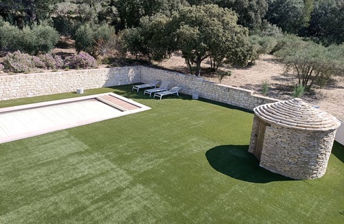 Pelissanne House | Relax at Bastide Provençale: Pool, Garden & 10/10 Rating