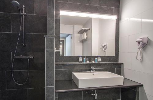 Zoetermeer Hotel | Relax at Bastion Hotel Zoetermeer with Pool & Family Dining