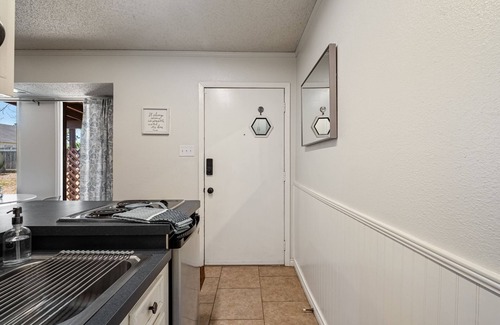 Bastrop Apartment | Bastrop Bungalow: Cozy Rental with Spa & Fast Wifi