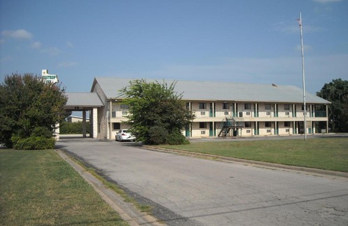 Bastrop Hotel | Budget-Friendly Bastrop Inn: Family-Friendly Accommodations