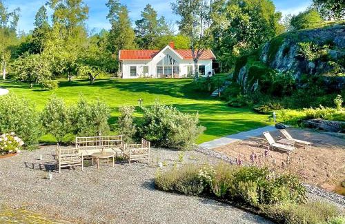 Uppsala Bed & Breakfast | Beachfront Bastuviken Bed and Breakfast with Ocean Views