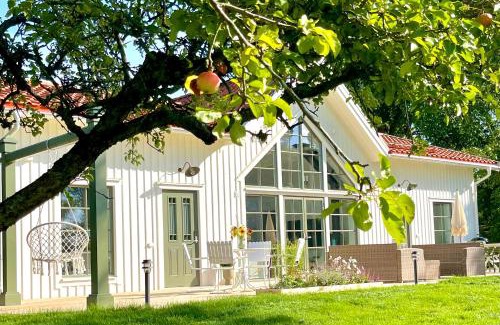 Uppsala Bed & Breakfast | Beachfront Bastuviken Bed and Breakfast with Ocean Views