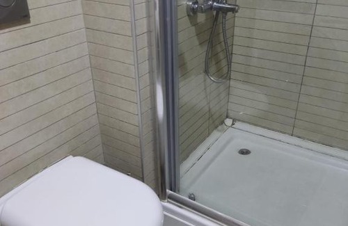 Bagcilar Apartment | Elegant Batışehir Apartment with Pool and Pet-Friendly Options