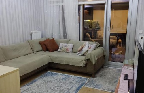 Bagcilar Apartment | Elegant Batışehir Apartment with Pool and Pet-Friendly Options