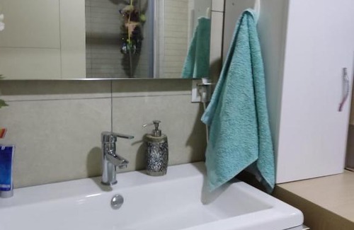 Bagcilar Apartment | Elegant Batışehir Apartment with Pool and Pet-Friendly Options