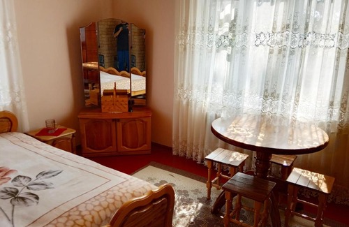 Vyzhnytsya House | Bat'kivska Hata: Guest Rated 9.5 with Pet-Friendly Amenities