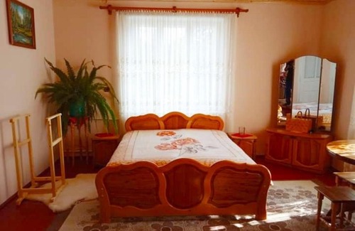 Vyzhnytsya House | Bat'kivska Hata: Guest Rated 9.5 with Pet-Friendly Amenities