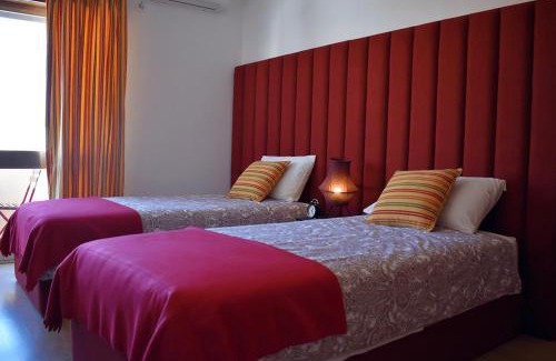 Cartaxo Bed & Breakfast | Cozy Batalhoz House Bed & Breakfast with Family-Friendly Amenities