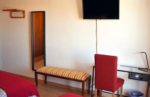 Cartaxo Bed & Breakfast | Cozy Batalhoz House Bed & Breakfast with Family-Friendly Amenities