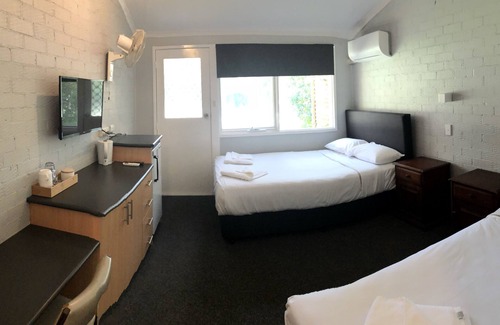 Bateau Bay Hotel | Discover Bateau Bay Hotel: Family-Friendly Dining & Comfort