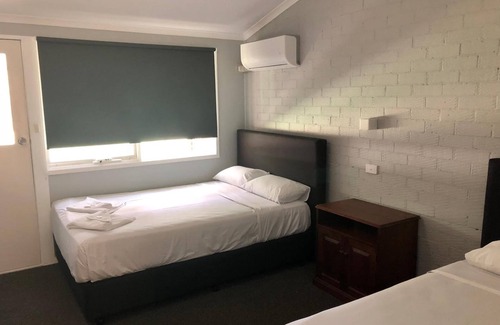 Bateau Bay Hotel | Discover Bateau Bay Hotel: Family-Friendly Dining & Comfort