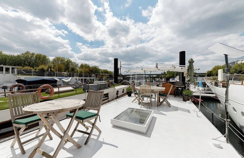 Asnieres-sur-Seine Boat Rental | Elegant Houseboat with Terrace and Ocean View in Paris