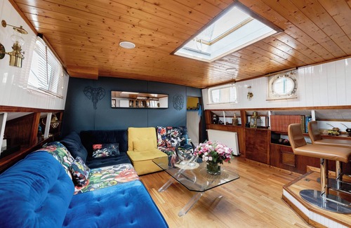 Asnieres-sur-Seine Boat Rental | Elegant Houseboat with Terrace and Ocean View in Paris