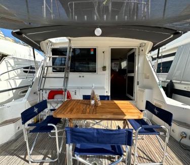Grand Valinco Boat Rental | Exceptional Family-Friendly Bateau Vedette for Your Stay