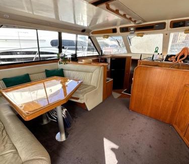 Grand Valinco Boat Rental | Exceptional Family-Friendly Bateau Vedette for Your Stay