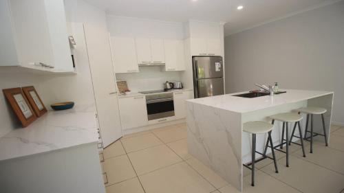 Horseshoe Bay House | Family-Friendly Bather's Pavilion Holiday House with Pool