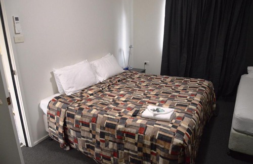 Mount Panorama House | Relax in Bathurst Goldfields: 4 Ensuite Cabin Retreat