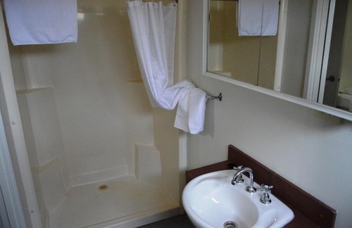 Mount Panorama House | Relax in Bathurst Goldfields: 4 Ensuite Cabin Retreat