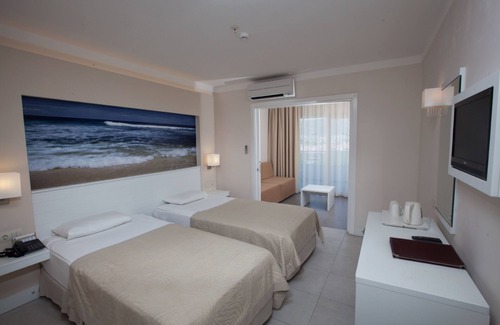 Yavansu Mahallesi Hotel | Relax at Batihan Beach Resort & Spa with Pool & Spa Access