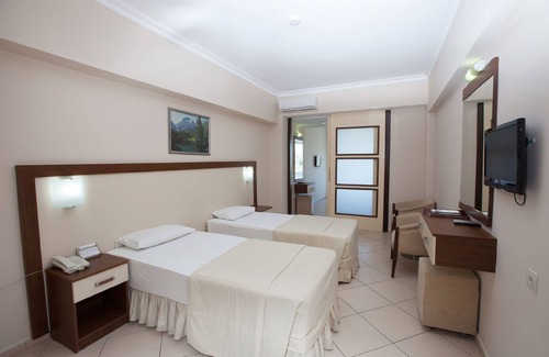 Yavansu Mahallesi Hotel | Relax at Batihan Beach Resort & Spa with Pool & Spa Access