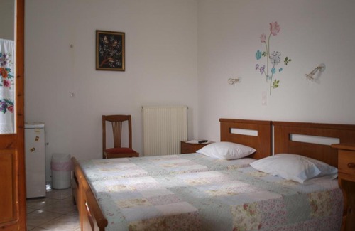 Artemonas Apartment | Discover Batika Rooms: Family-Friendly Comfort Awaits