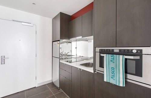 West Melbourne Apartment | Batman Hideaway Minutes from Queen Vic Market