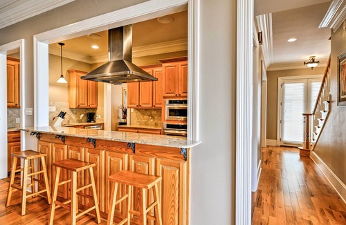 Oscar House | Beautiful Baton Rouge House with Balcony & Pier Access!
