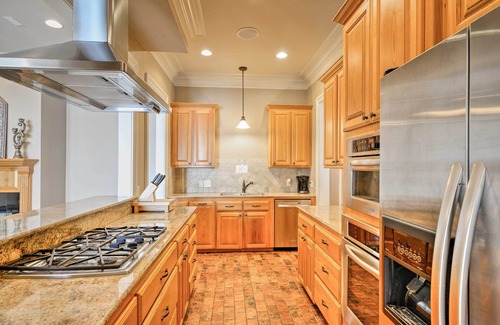 Oscar House | Beautiful Baton Rouge House with Balcony & Pier Access!