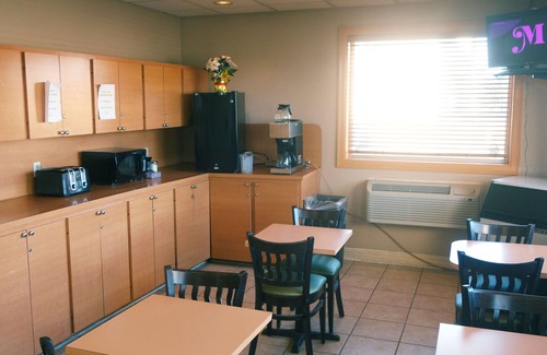 Port Allen Hotel | Budget-Friendly Baton Rouge West Inn with Pool & Breakfast