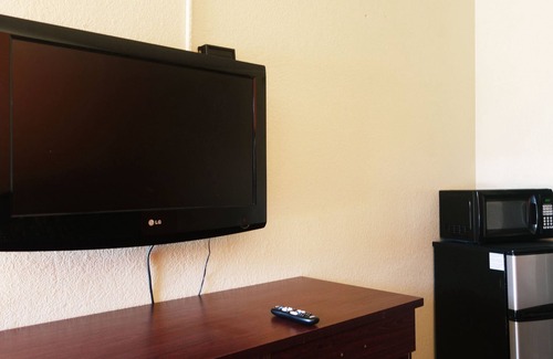 Port Allen Hotel | Budget-Friendly Baton Rouge West Inn with Pool & Breakfast