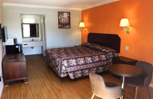 Port Allen Hotel | Budget-Friendly Baton Rouge West Inn with Pool & Breakfast