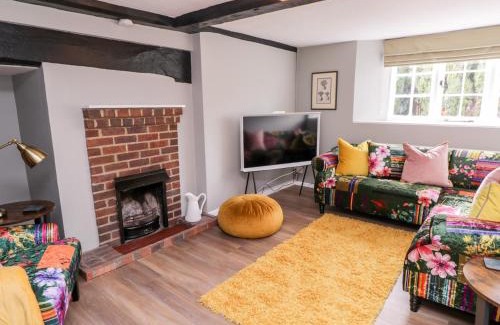 Maidstone House | Cozy Battel Hall Cottage: Pet & Child Friendly Retreat