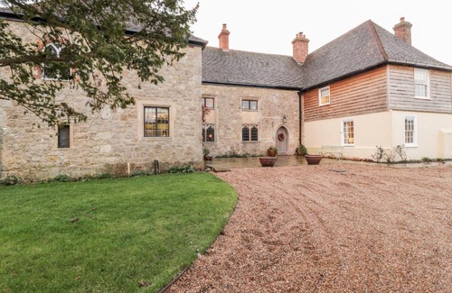 Maidstone House | Elegant Battel Hall: Family-Friendly 5-Star Retreat