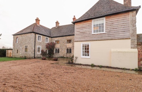 Maidstone House | Elegant Battel Hall: Family-Friendly 5-Star Retreat