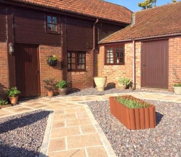 Colyton House | Discover Battens: 4-Star Hotel with Pool & Pet Friendly