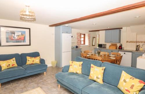 Colyton House | Discover Battens: 4-Star Hotel with Pool & Pet Friendly