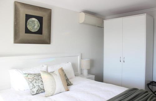 Battery Point Apartment | Elegant Battery Point Apartment: Rated 9.4/10 for Comfort