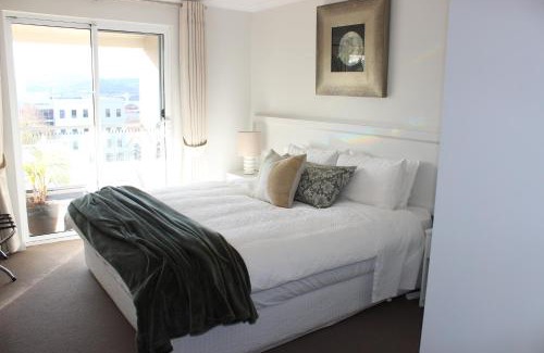Battery Point Apartment | Elegant Battery Point Apartment: Rated 9.4/10 for Comfort