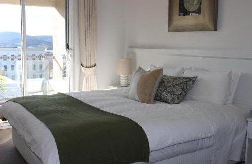 Battery Point Apartment | Elegant Battery Point Apartment: Rated 9.4/10 for Comfort