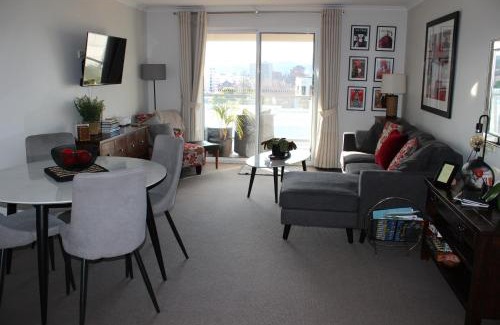 Battery Point Apartment | Elegant Battery Point Apartment: Rated 9.4/10 for Comfort