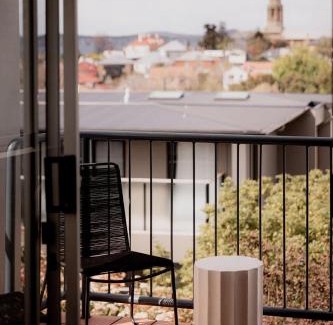 Battery Point Apartment | Battery Point apartment with river views