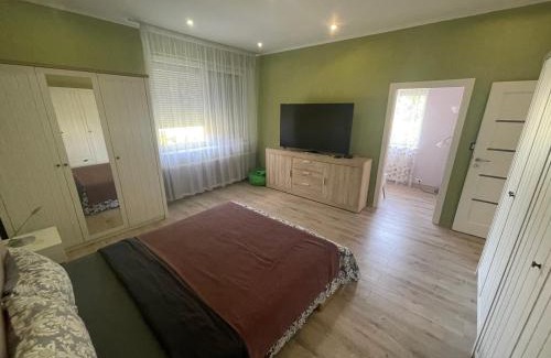 Battonya House | Battonya House: Pet-Friendly Getaway with Ocean Views