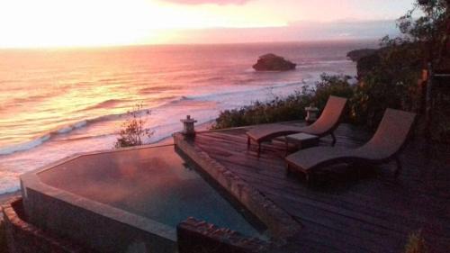 Watukarung Hotel | Pet-Friendly Batu Hill Villa with Ocean View & Pool