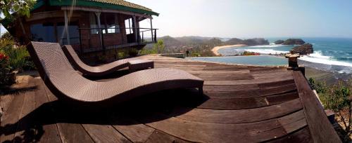 Watukarung Hotel | Pet-Friendly Batu Hill Villa with Ocean View & Pool