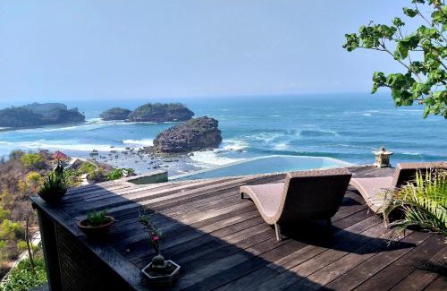 Watukarung Hotel | Pet-Friendly Batu Hill Villa with Ocean View & Pool