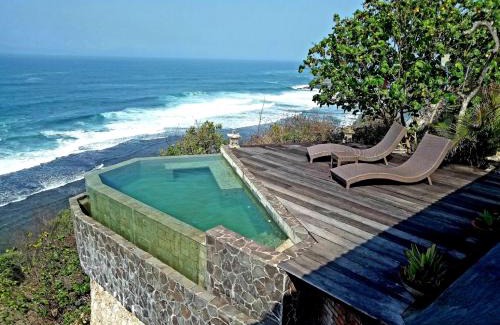 Watukarung Hotel | Pet-Friendly Batu Hill Villa with Ocean View & Pool